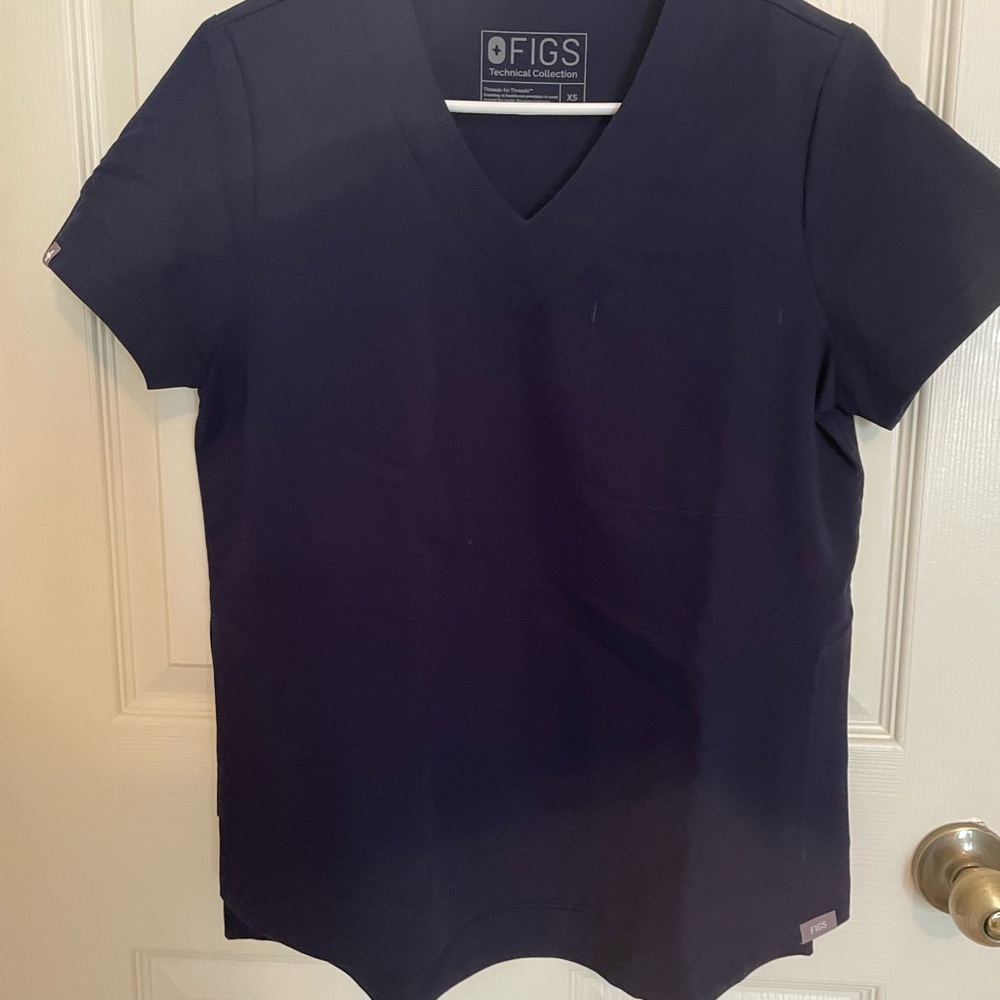 FIGS SCRUB TOP IN NAVY BLUE